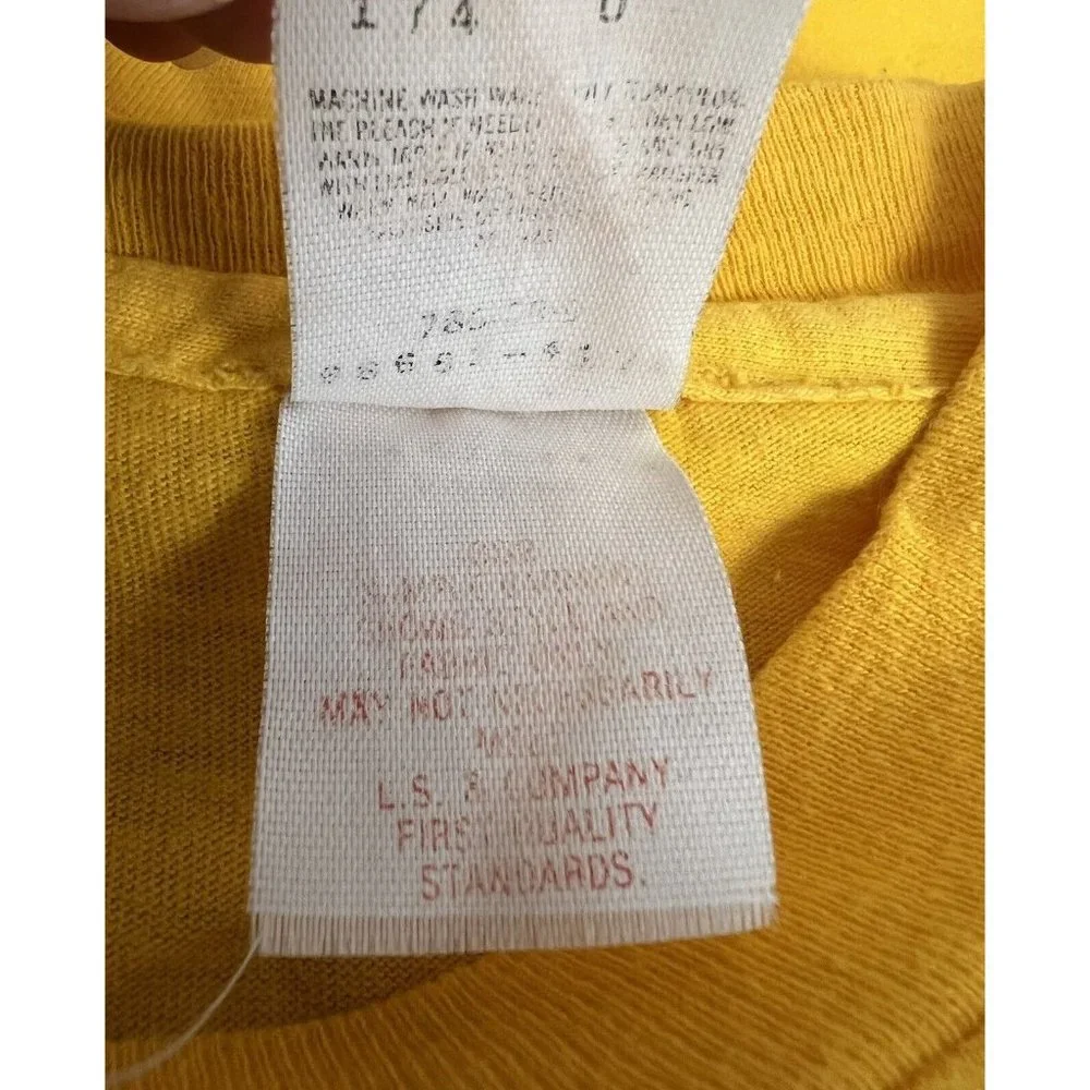 Vtg 90s Levis‎ Dockers Graphic T-Shirt Youth Size S / M Yellow Textured Graphics